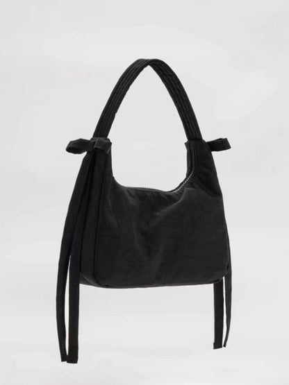 Nueva tendencia de moda, bolso sencillo tipo axila. 