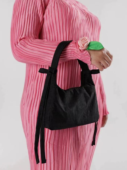 Nueva tendencia de moda, bolso sencillo tipo axila. 