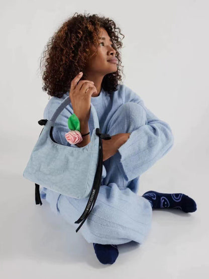 Nueva tendencia de moda, bolso sencillo tipo axila. 