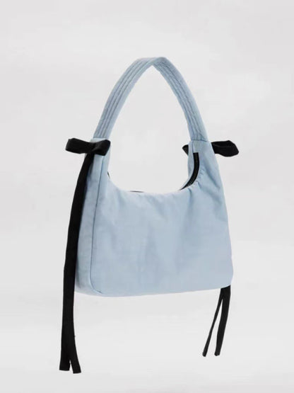 Nueva tendencia de moda, bolso sencillo tipo axila. 