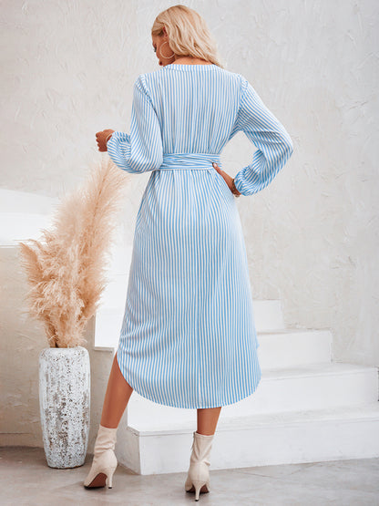 Vestido camisero informal con cuello en V, rayas y cintura anudada 