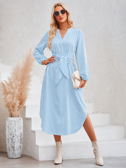 Vestido camisero informal con cuello en V, rayas y cintura anudada 