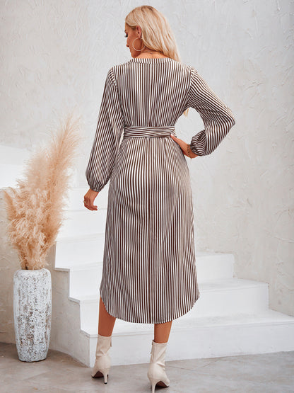Vestido camisero informal con cuello en V, rayas y cintura anudada 