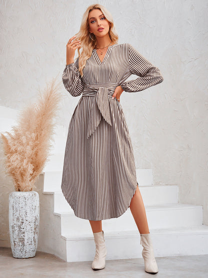 Vestido camisero informal con cuello en V, rayas y cintura anudada 