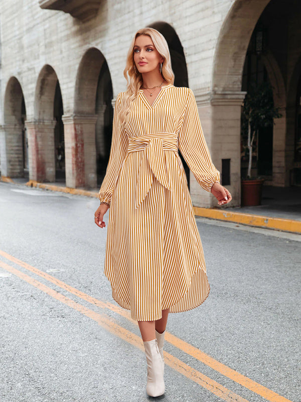 Vestido camisero informal con cuello en V, rayas y cintura anudada 