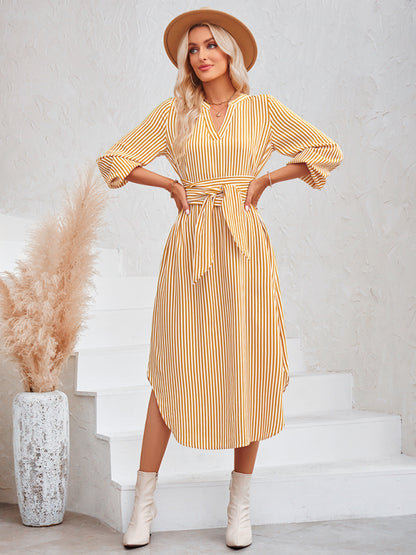 Vestido camisero informal con cuello en V, rayas y cintura anudada 