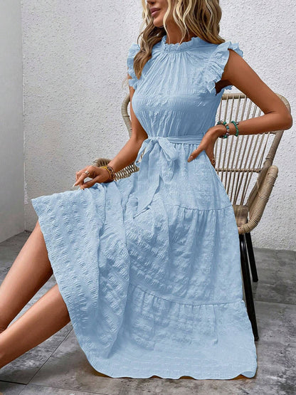 Nuevo vestido texturizado con cordones y mangas voladoras con volantes 