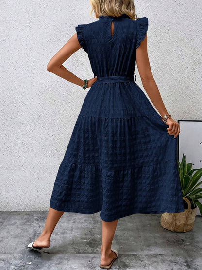 Nuevo vestido texturizado con cordones y mangas voladoras con volantes 